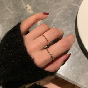 Ornement de doigts pour femme avec conception stylée