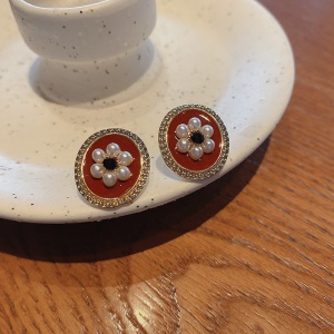 Boucles d'oreilles incrustées de perles