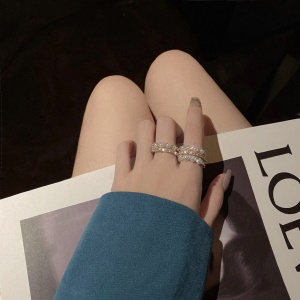 Bague à la mode avec décoration de perles