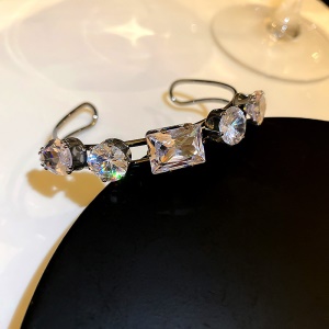 Bijoux incrustés de diamants artificiels