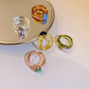 Bague incrustée de diamants artificiels