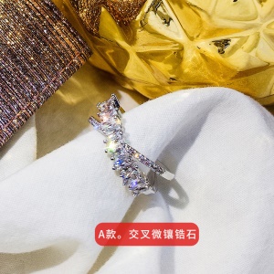 Bague incrustée de diamants artificiels