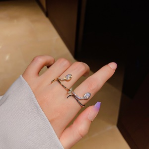 Bague ouverte en forme de petit serpent avec diamant incrusté
