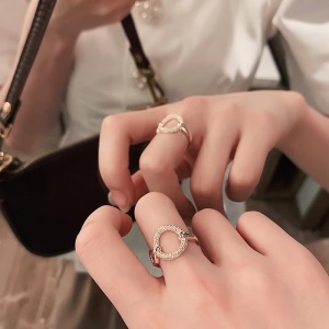 Bague en or plaqué incrustée de diamants artificiels