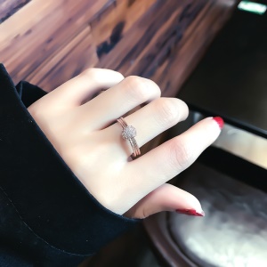 Bague de doigts stylé avec diamants incrustés