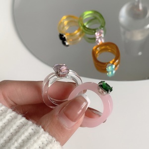 Bague incrustée de diamants artificiels
