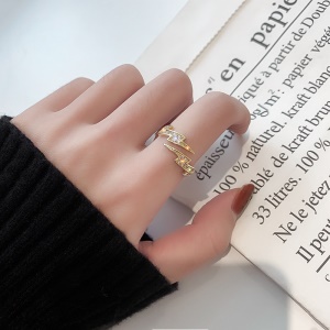 Bague  incrustée de diamants artificiels
