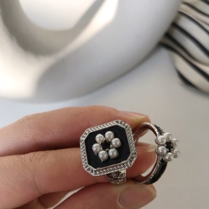 Bague ouverte et réglable avec perles