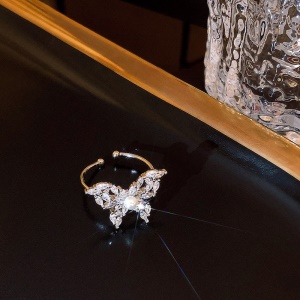 Bague avec diamant incrusté Conception de papillon