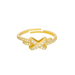 Bague incrustée de diamants artificiels