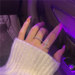 Bague à la mode diamants incrustés avec conception en croix