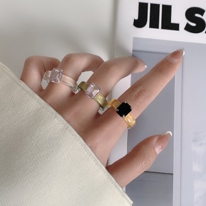 Bague incrustée de diamants artificiels
