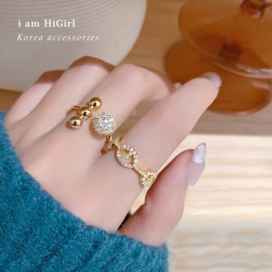 Bague incrustée de diamant artificiel