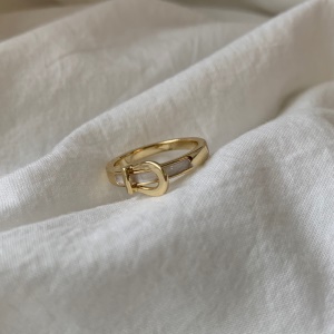 Bague incrustée de diamants artificiels