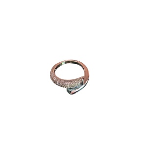 Bague incrustée de diamants artificiels