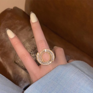 Anneau avec zircon incrusté