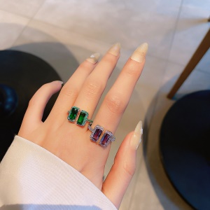 Bague incrustée de cristal artificiel