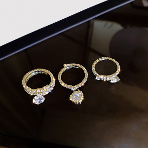 Anneau incrusté de diamants artificiels