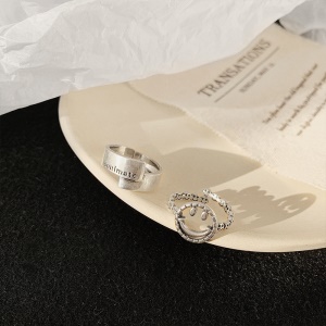 Bague incrustée de diamant  artificiels