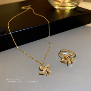 Collier pendentif et bague bijoux pour femmes