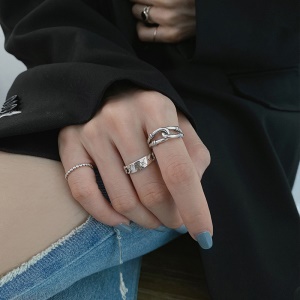 Bague avec ouverture en forme de chaîne