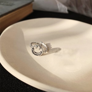 Bague incrustée de diamant  artificiels