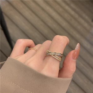 Bague simple ouverte en zircon avec diamant incrusté