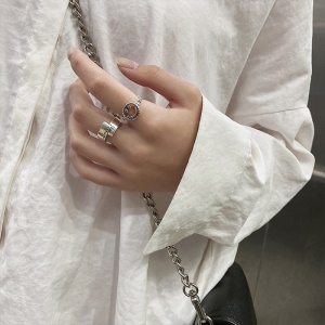 Bague incrustée de diamant  artificiels