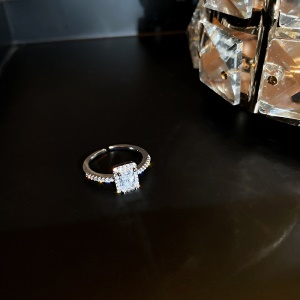 Bague incrustée de diamant  artificiels