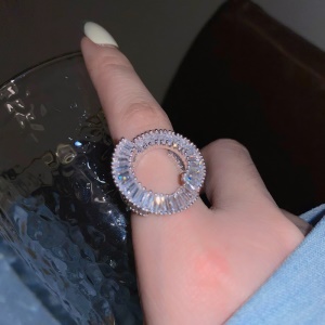 Anneau avec zircon incrusté