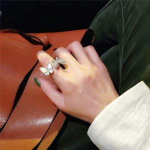 Bague incrustée de diamants artificiels