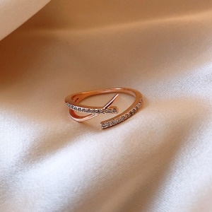 Bague  incrustée de diamants artificiels
