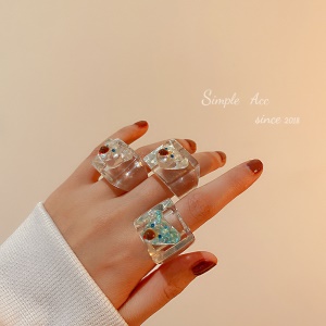 Bague acrylique avec tête d'ours