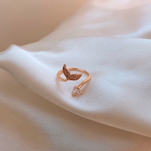 Bague incrustée de diamants artificiels