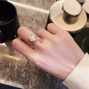 Bague incrustée de diamants artificiels et de perle
