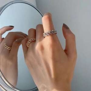 Bague en forme de chaine ouverte avec diamant incrusté