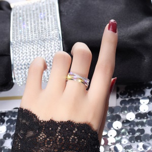 Bague incrustée de diamant  artificiels