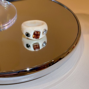 Bague incrustée de diamants artificiels