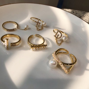 Bague incrustée de diamant  artificiels et perles