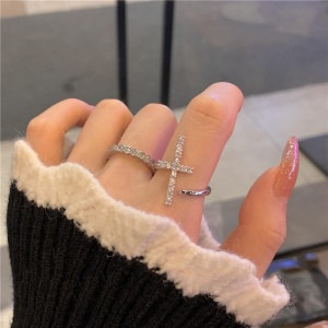 Bague à la mode diamants incrustés avec conception en croix