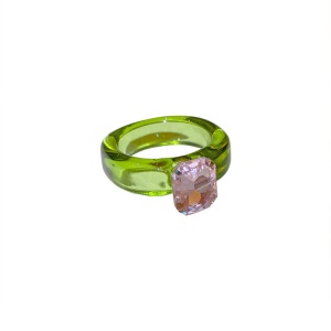 Bague incrustée de diamants artificiels