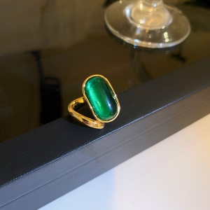 Bague ouverte avec pierre précieuse