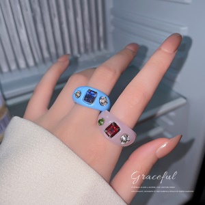 Bague incrustée de diamants artificiels