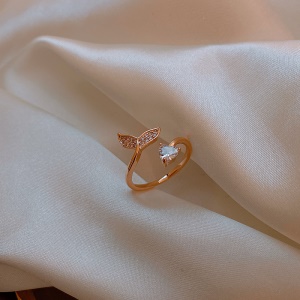 Bague incrustée de diamants artificiels