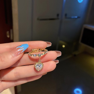 Anneau incrusté de diamants artificiels