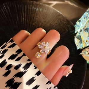Bague à motif fleuri