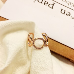 Bague incrustée de diamants artificiels