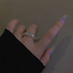 Bague stylé avec diamant incrusté