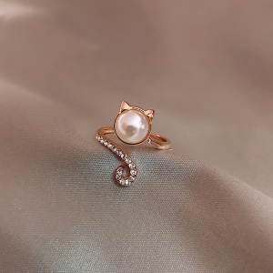 Bague incrustée de diamants artificiels et de perle