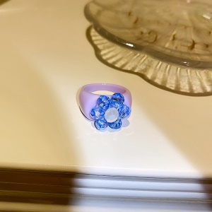 Bague acrylique en forme de fleur multicolor
